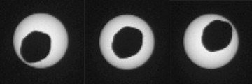 好奇号拍摄到的火星上的日食。（ 来自 Wikipedia File:PIA17356-MarsCuriosityRover-EclipseOfSunByPhobos.jpg ）