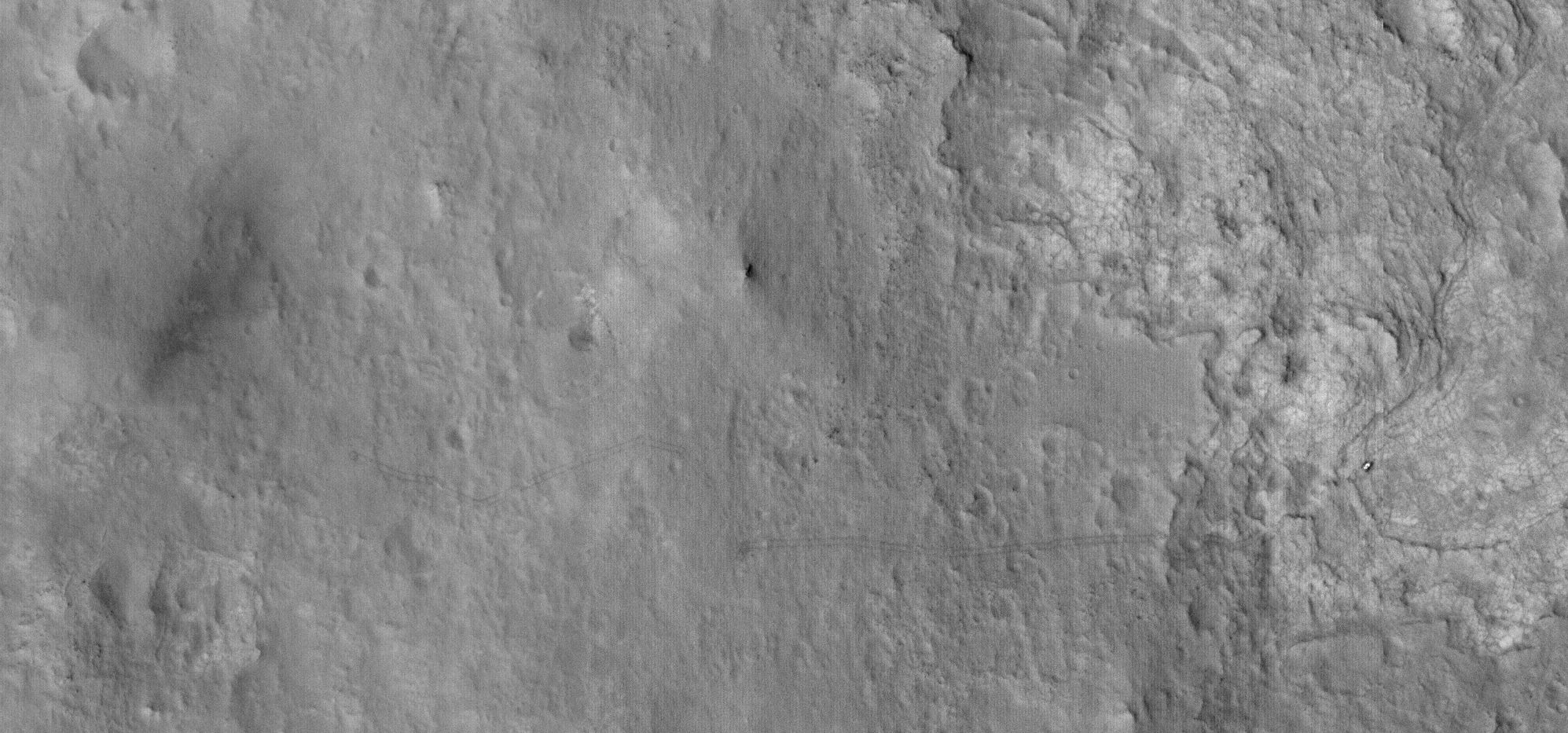 由 MRO 拍摄的好奇号在火星上移动的轨迹。作为参考，好奇号宽度接近 3 米，轮胎宽度约为 0.5 米。来源：NASA/JPL