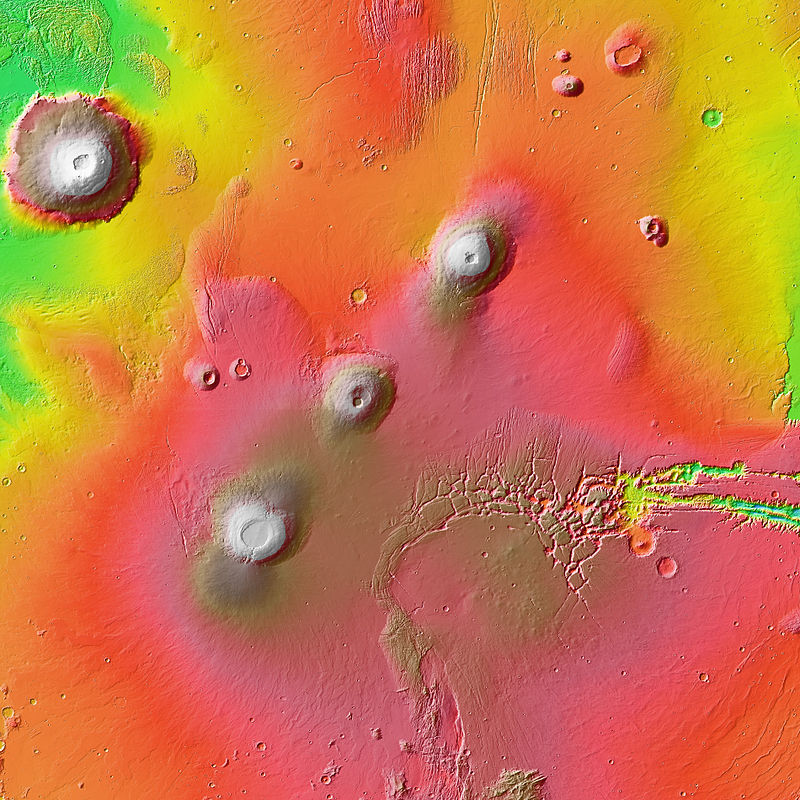 来自 Wikipedia File:Tharsis Montes MOLA zoom 64.jpg 公共领域作品。Courtesy NASA/JPL-Caltech