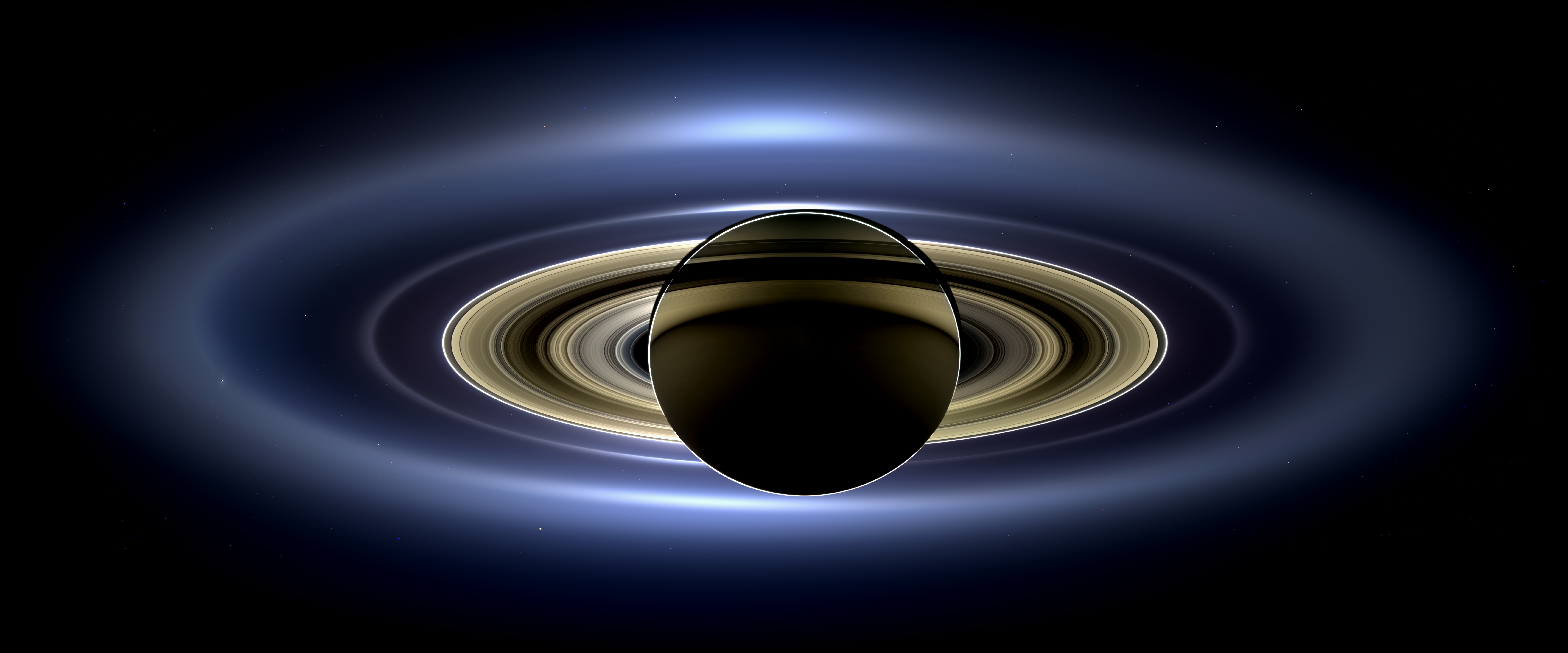 遮住了太阳的土星环。（2013 年，Cassini 探测器拍摄。来源：NASA/JPL/Space Science Institute ）