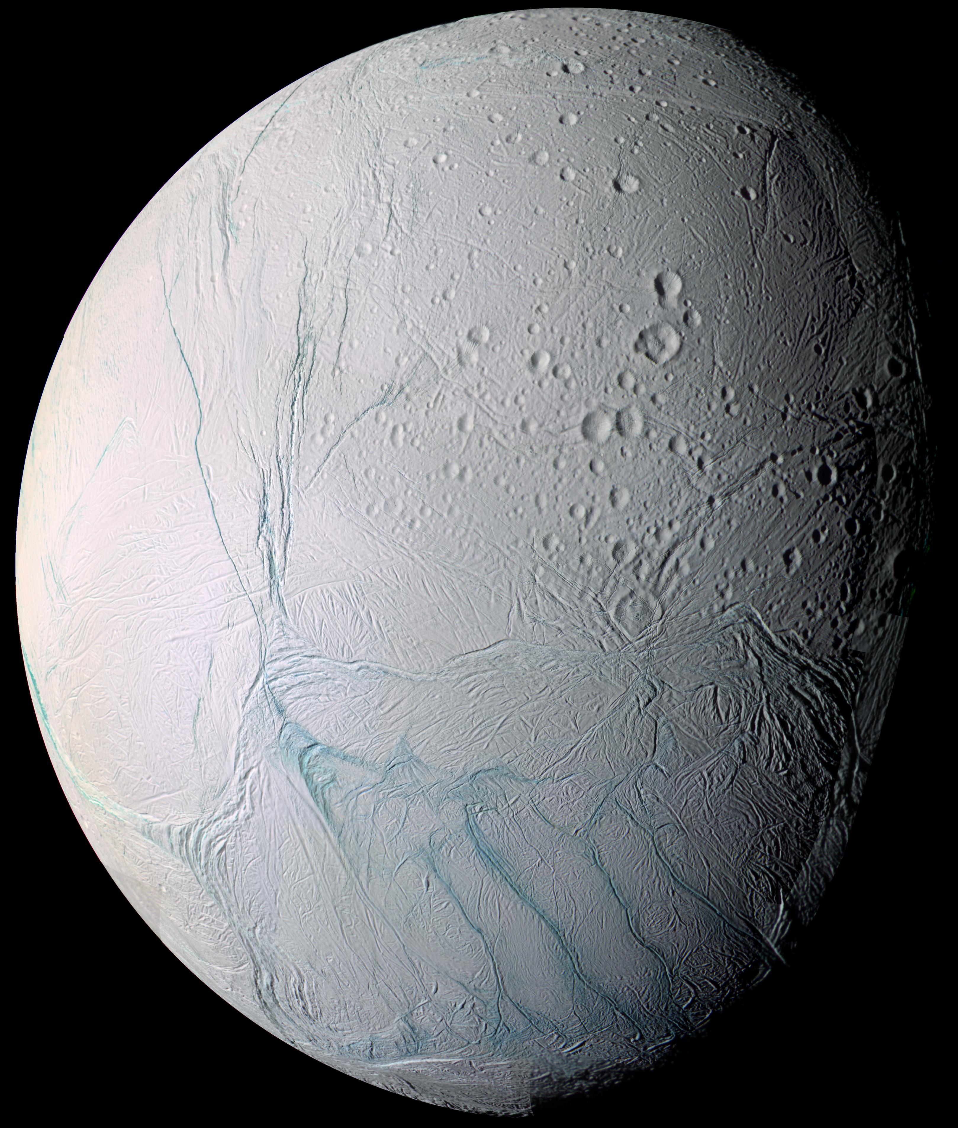 太空中遥望土卫二，可以看到表面杂乱的条纹。这是卡西尼拍摄的照片，来自 Fresh Tiger Stripes on Enceladus @ NASA。