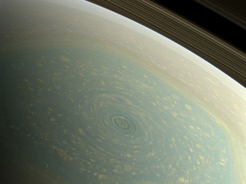 土星北极奇特的六边形。（2013 年，Cassini 探测器拍摄。来源 NASA/JPL/Space Science Institute ）