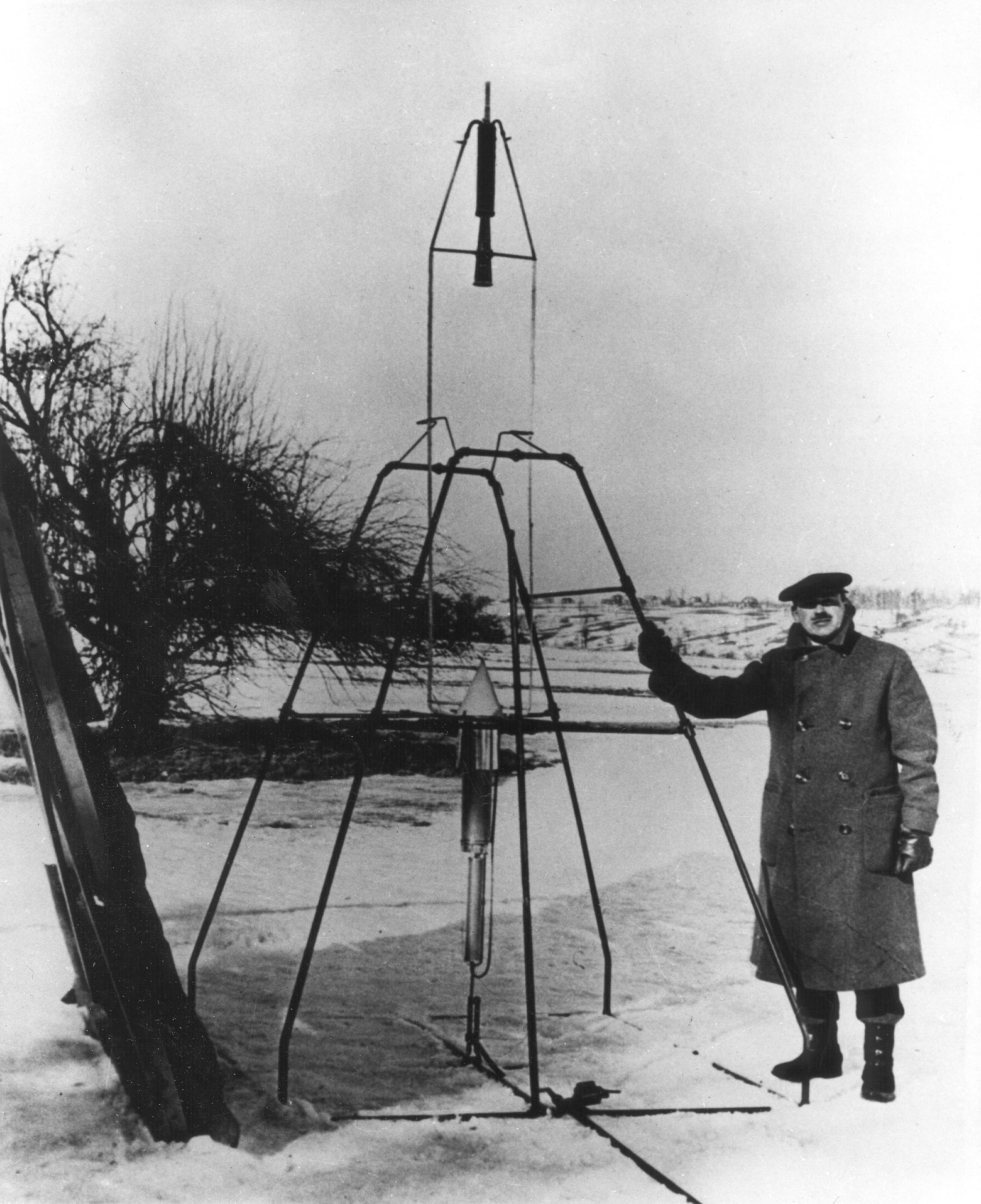 Goddard 和他的液体火箭实验。来自维基百科：File:Goddard and Rocket.jpg